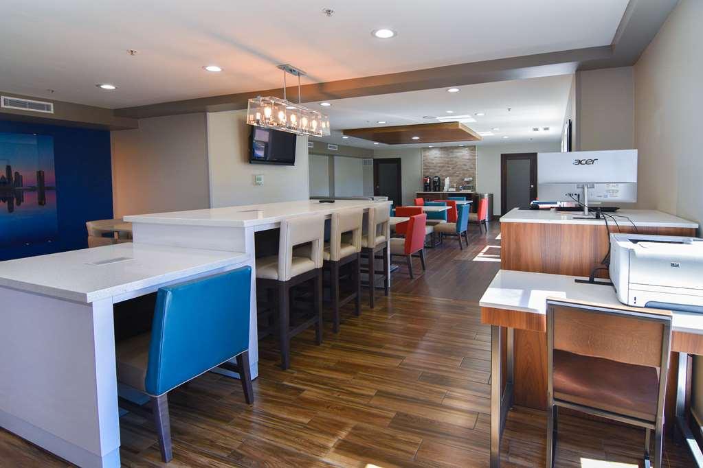 Best Western Plus Lafayette Hotel University Area 내부 사진