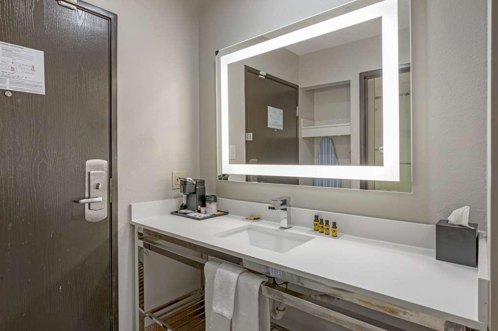 Best Western Plus Lafayette Hotel University Area 객실 사진