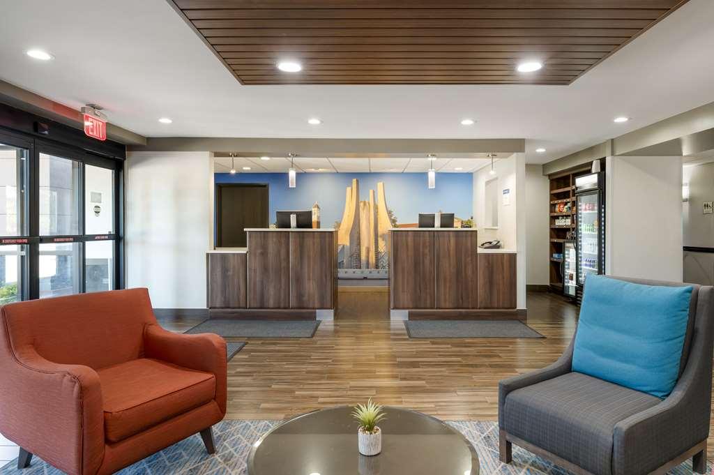 Best Western Plus Lafayette Hotel University Area 내부 사진