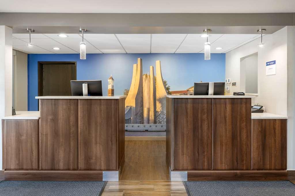 Best Western Plus Lafayette Hotel University Area 내부 사진